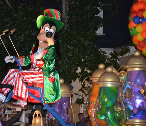 Goofy in the Once Upon A Christmastime Parade